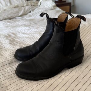 Blundstone Black Leather Heeled Chelsea Boots
